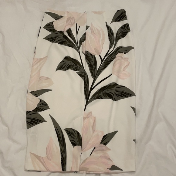 Dynamite Floral Skirt - Picture 2 of 7